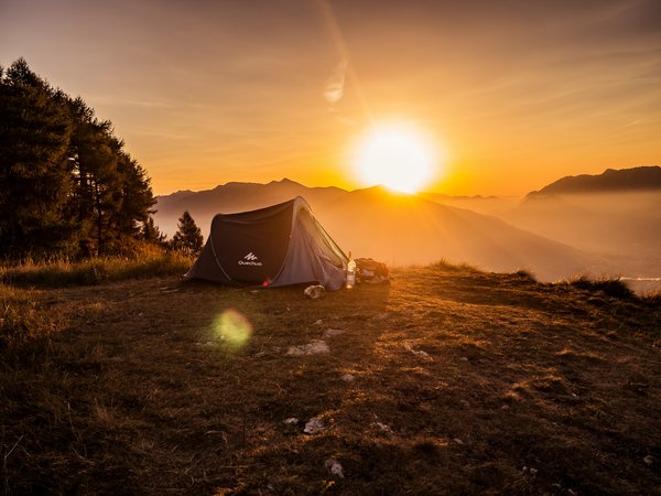 Comment choisir les bons outils pour un camping de survie en région de haute montagne?